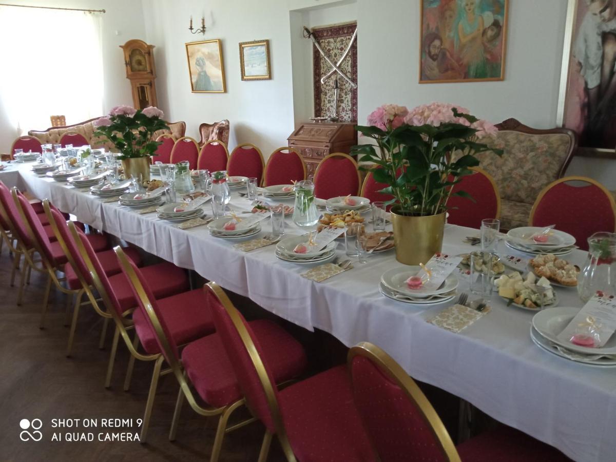 Dwor Strzyzew Bed & Breakfast Zelazowa Wola Exterior photo