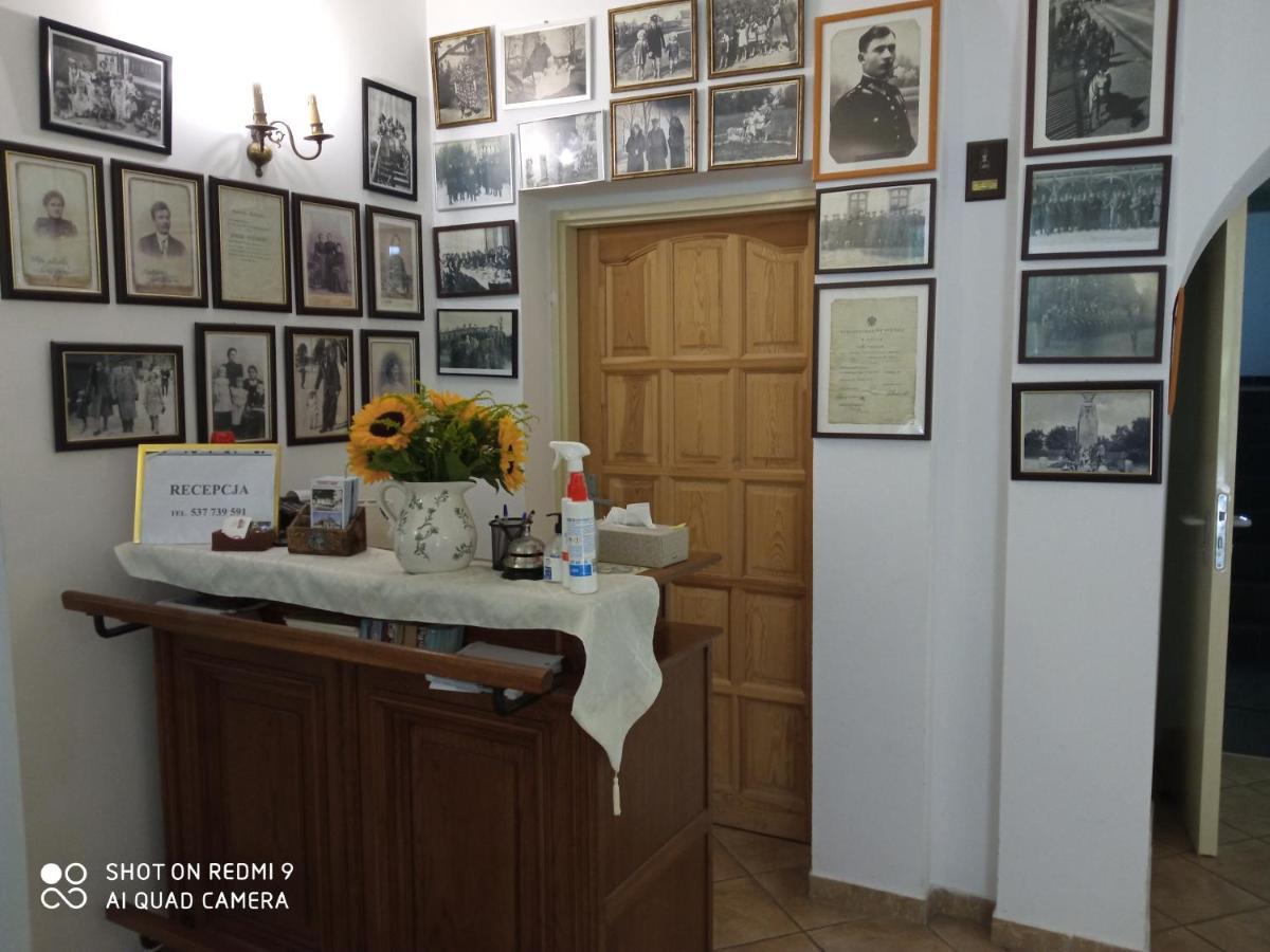 Dwor Strzyzew Bed & Breakfast Zelazowa Wola Exterior photo