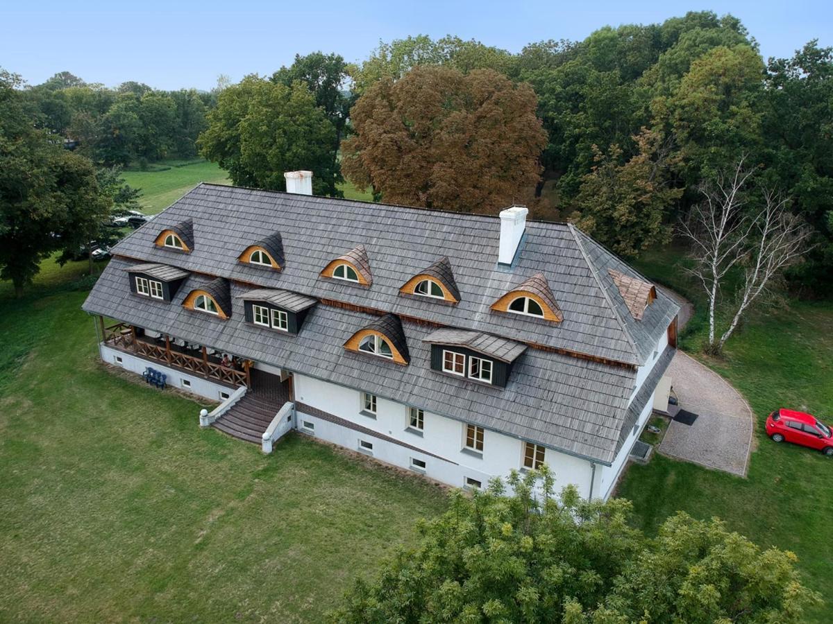 Dwor Strzyzew Bed & Breakfast Zelazowa Wola Exterior photo