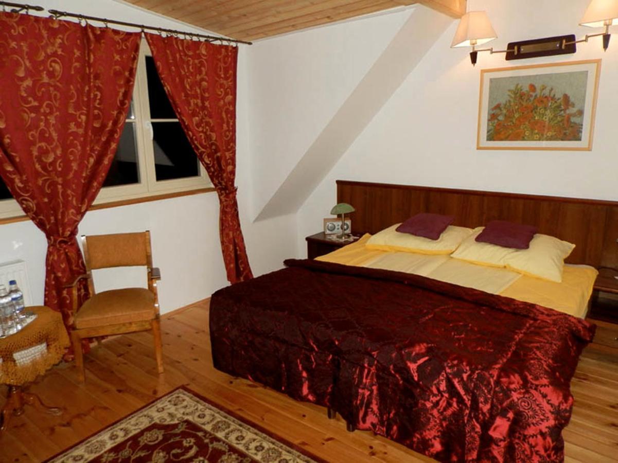 Dwor Strzyzew Bed & Breakfast Zelazowa Wola Exterior photo